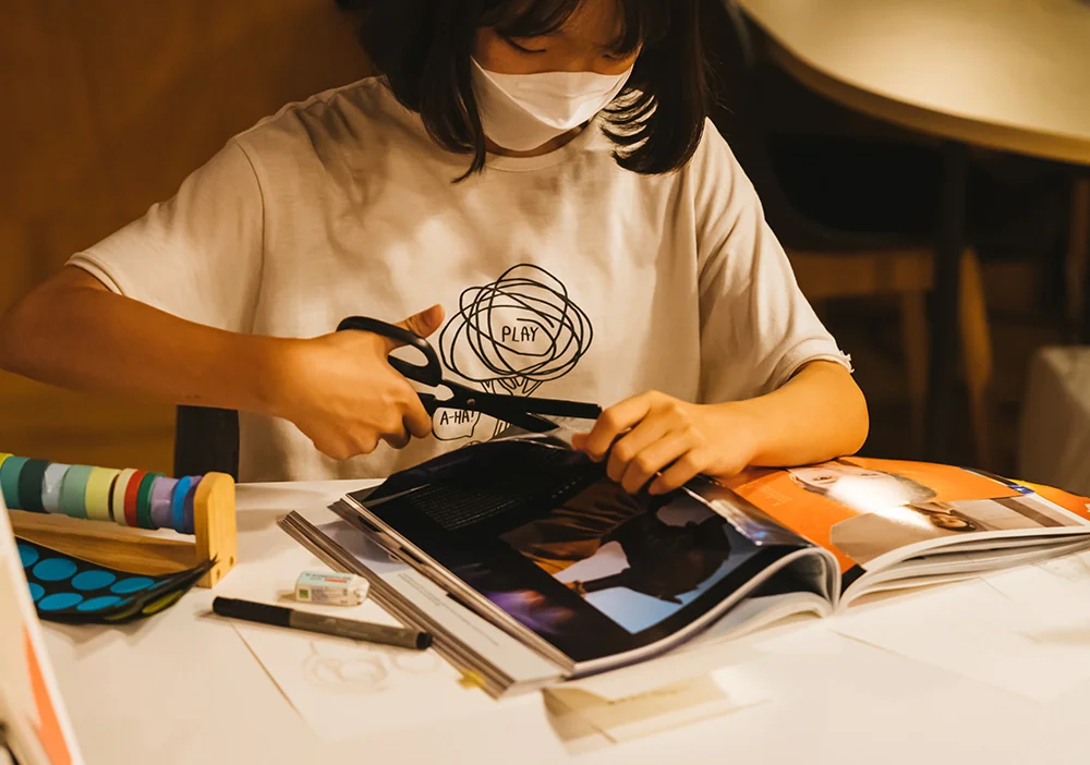 스토리랩에서 책과 재료로 작업하는 청소년